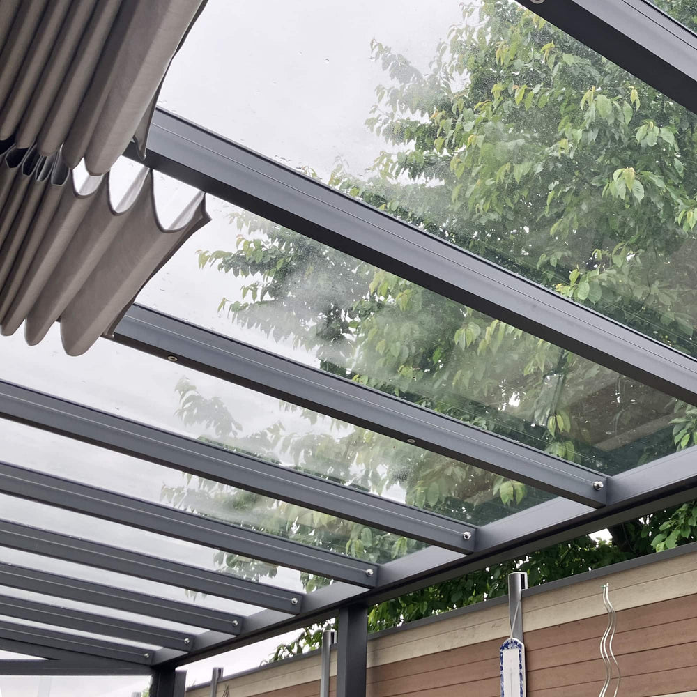 Baldachinmarkise im Pergoladach aus Aluminium mit passgenauen Spannseilen von SPANN-MAXXL