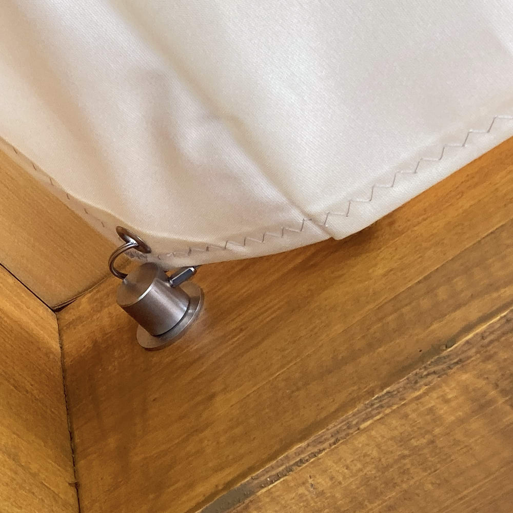 Hochwertige und langlebige Materialien der Pergolamarkisen von SPANNMAXXL mit Acryl-stoffen, Edelstahl und einer sichtbarer Zick-Zack-Ziernaht