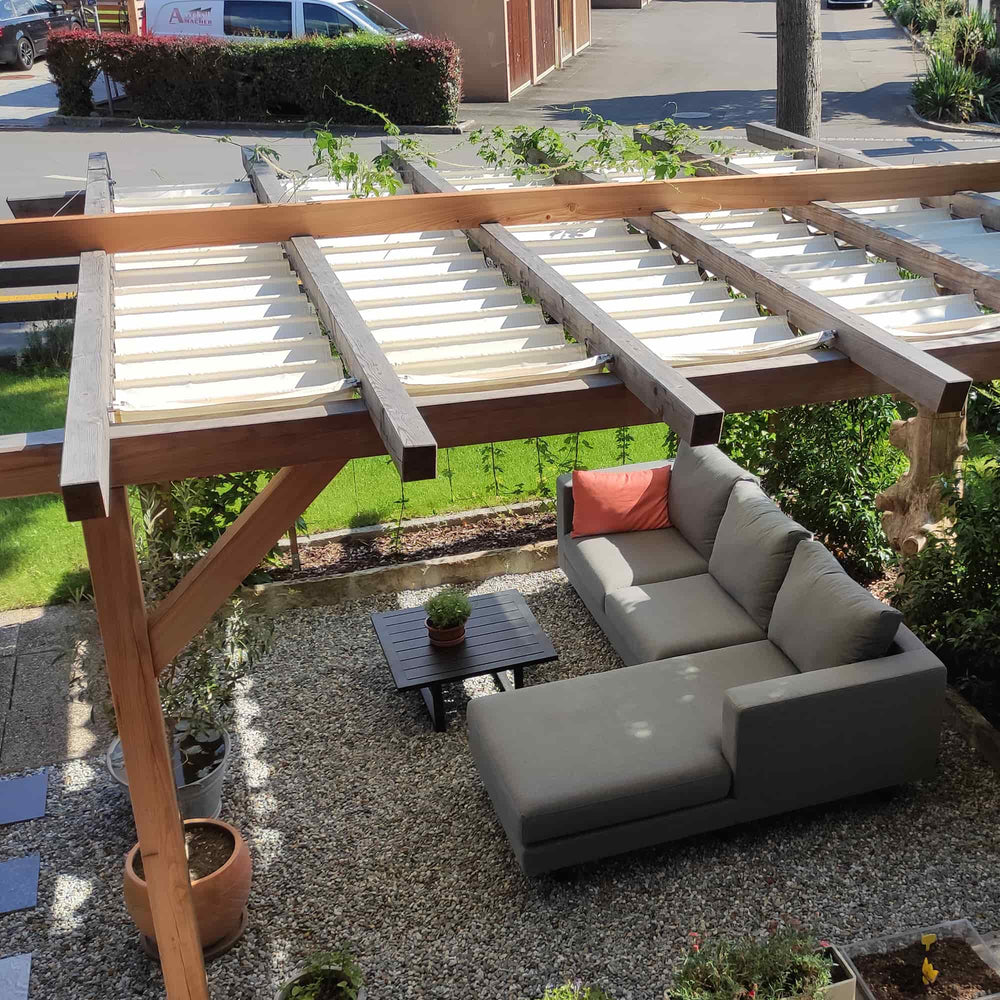 Pergola-Markise in Holz-Pergola auf Maß mit eingenähten Alurohren, passgenauen Edelstahl-Spannseilen-und massiven Zylindern