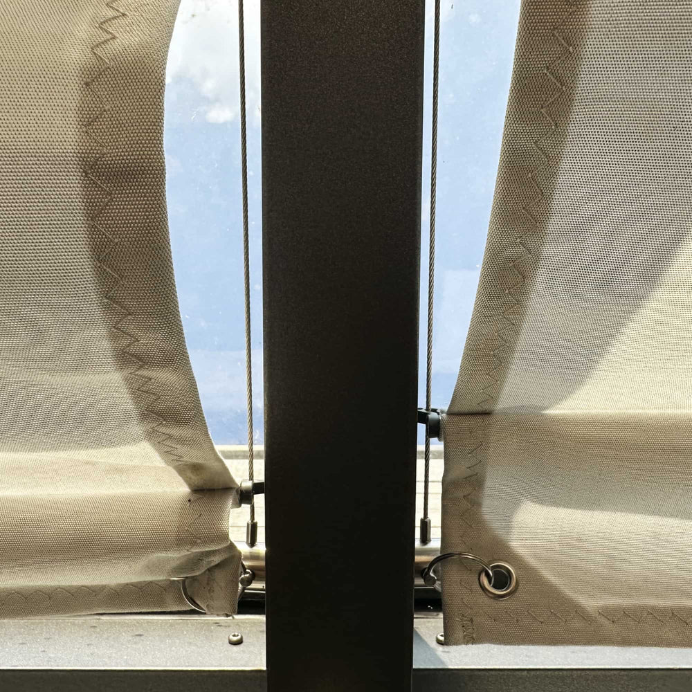 Sichtbare Materialqualität der Pergolamarkise PSXL von SPANNMAXXL aus langlebigem Acrylgewebe und Seilen aus Edelstahl