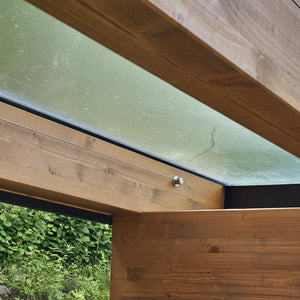 Reduziertes Design bei passgenauen Spannseilen für Sonnschutz-System Wolkenbahn von SPANNMAXXL in Terrassenüberdachuung aus Holz