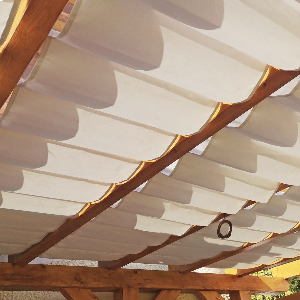 Die Schiebemarkise im Pergoladach aus Holz bietet mit den eingearbeiteten Aluminiumrohren eine grafisch-klare Optik – hochwertiges Design