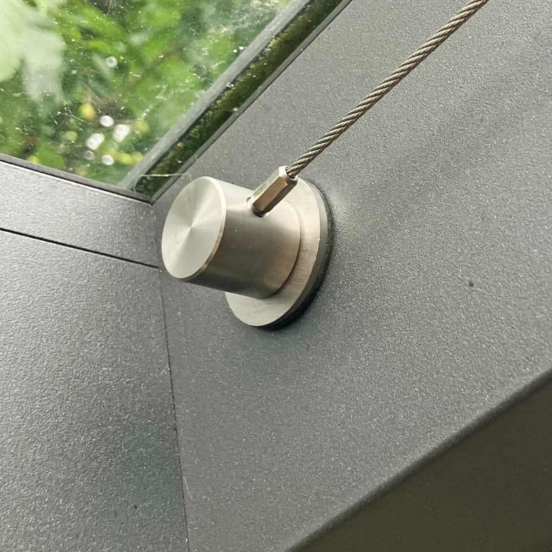 Edelstahlzylinder - gefraest aus massivem Edelstahl mit Spannseil im Terrassendach aus Aluminium