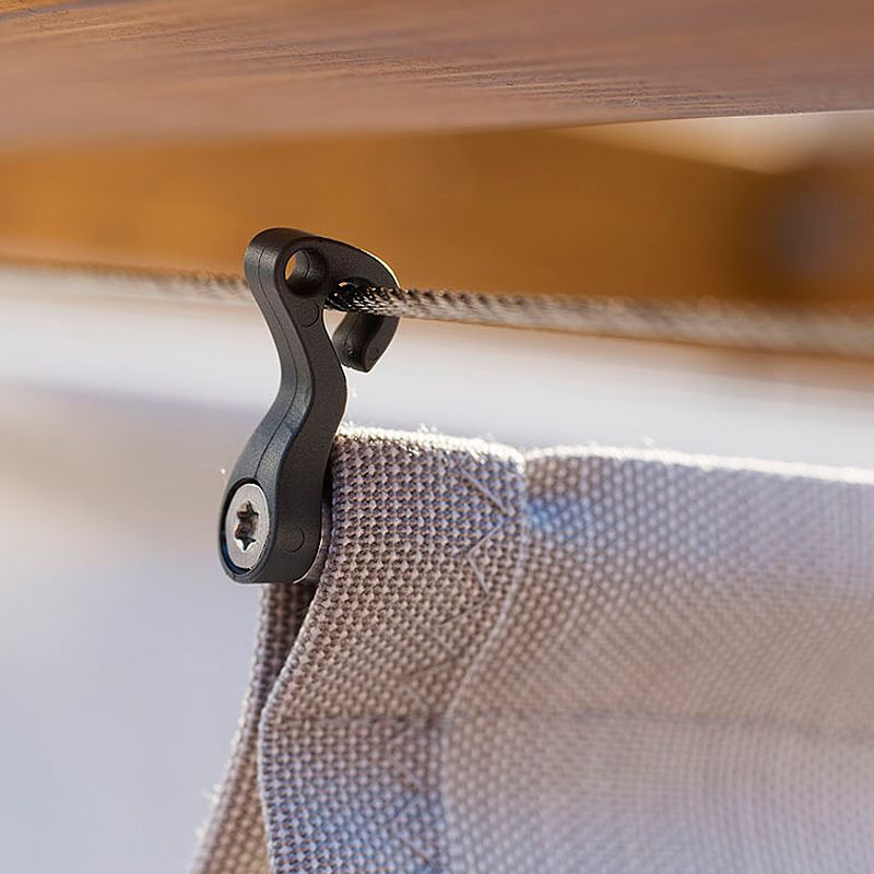 Pendelhaken am Spannseil der SPANNMAXXL-Beschattung – Detail der hohen Qualität des Acryl-Textil gut erkennbar