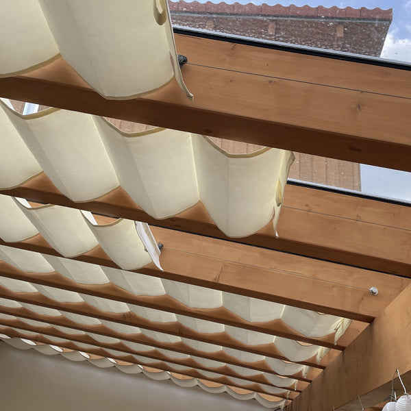 Design macht den Unterschied bei Wolkenbahnen mit Alurohren in Tunneln im Acryl-Textil durch optische Ruhe und gerade Linien was die Funktion auch verbessert