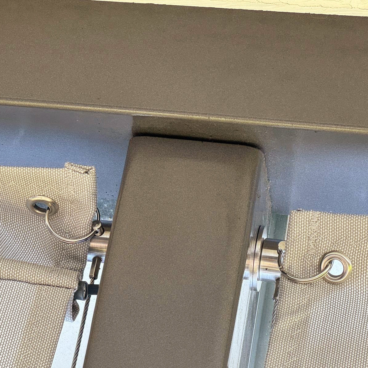 Befestigung der Ecke der Wolkenbahn mit einem Steckbolzen in der Öse aus Edelstahl und dem Edelstahlzylinder