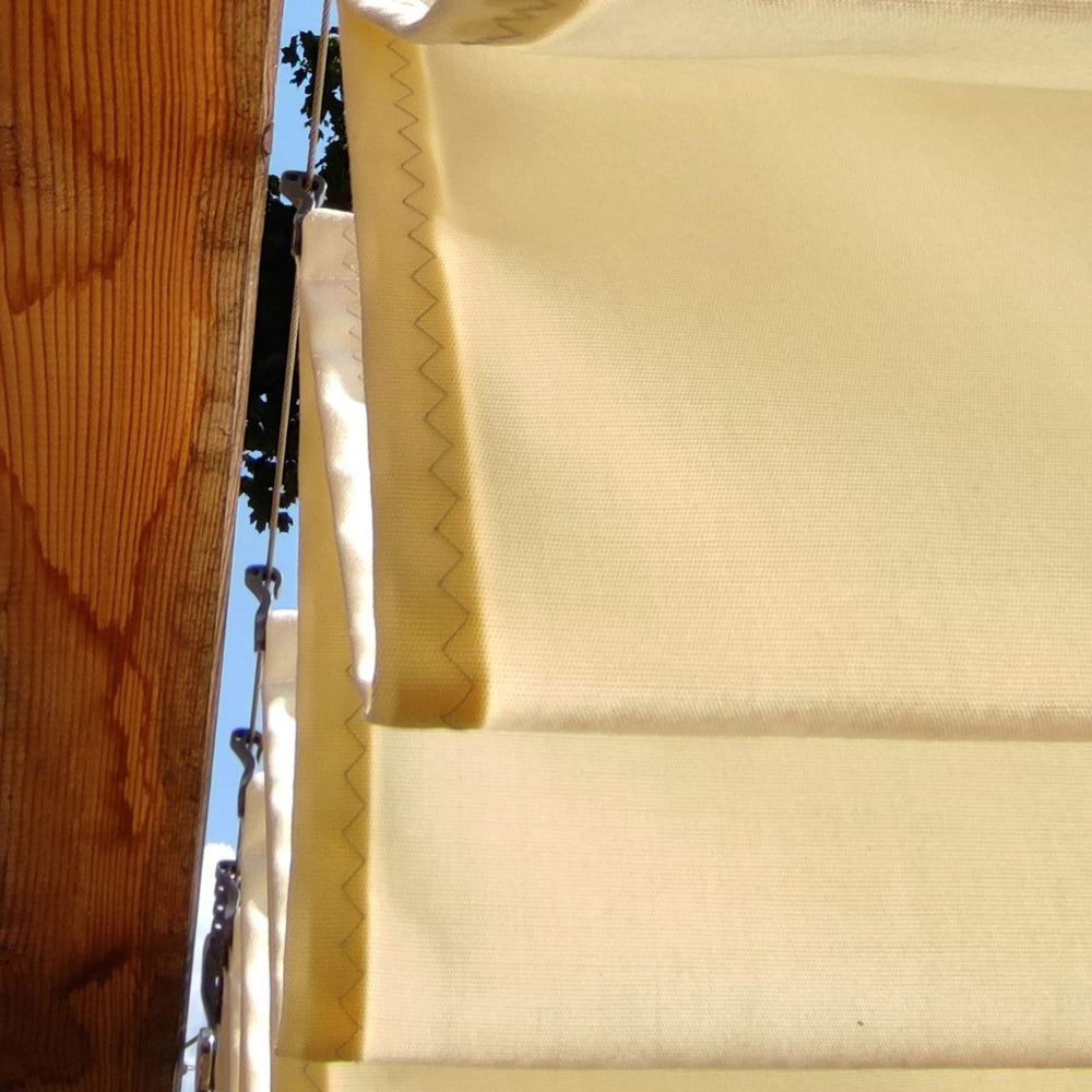 Charakteristisch steht die Naht im Acryl-Textil der SPANNMAXXL-Wolkenbahn-Beschattungen für Perfektion in der Verarbeitung – der Vorteil Nummer 05