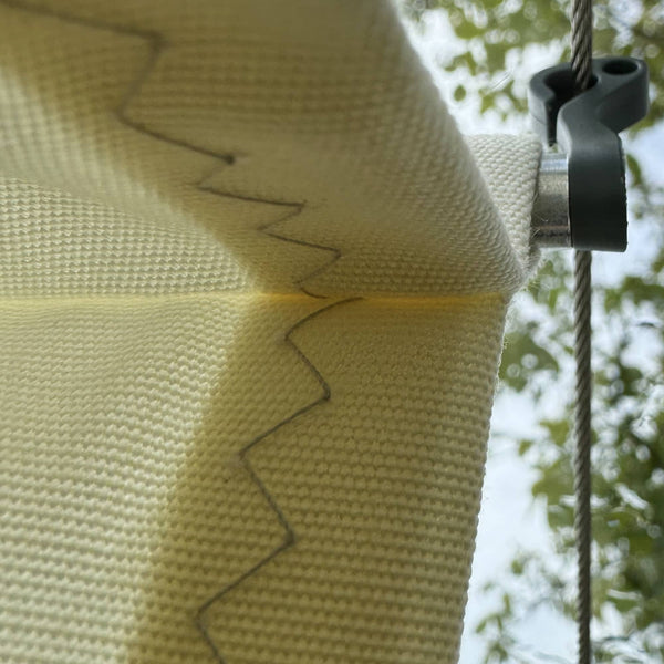 Detail des Acrylgewebe mit sichtbarer Naht und den Pendelhaken aus faserverstärktem UV-Polyamid im Alurohr