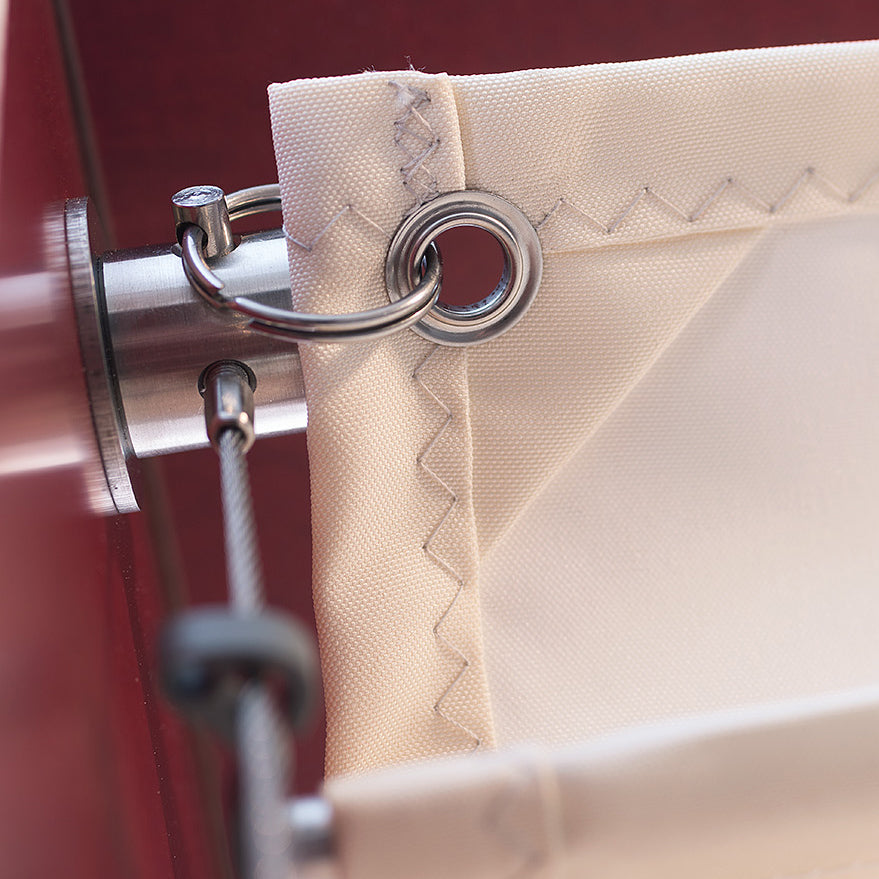 Ecke der Wolkenbahn mit verstaerkung im Textil und einer Edelstahloese die den steckbolzen samt ring aufnimmt und verbindung zum zylinder herstellt