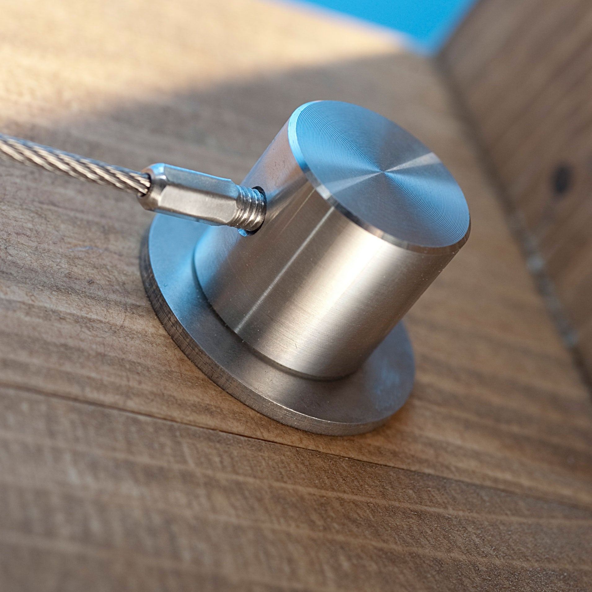 Edelstahlzylinder mit Fundamentteller auf Holz für Spannseil mit Rechts- Links-Gewinde