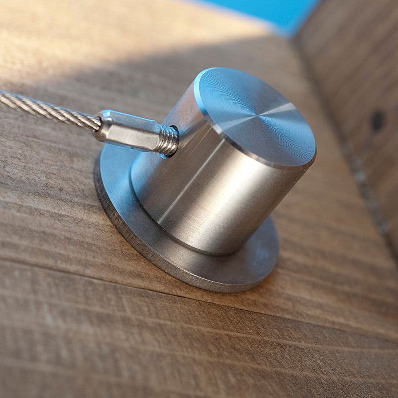 Edelstahlzylinder mit Fundamentteller auf Holz für Spannseil mit Rechts- Links-Gewinde