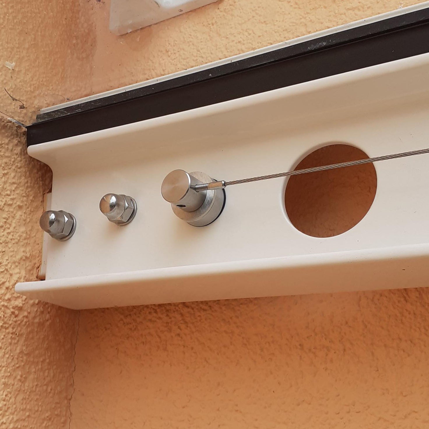 Mit Edelstahlzylindern lassen sich in vielen Situationen ästhetisch ansprechende Montagearten für die Spannseile der Markisen realisieren