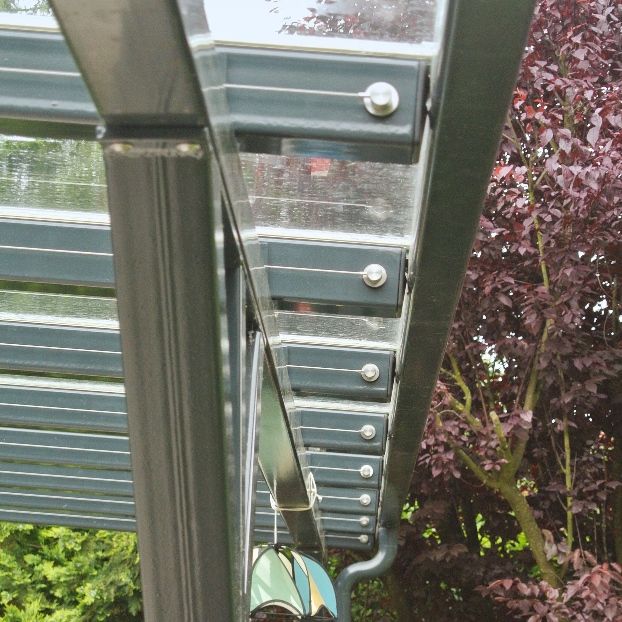 Edelstahlzylinder der Spannseilmarkise in Reihe in einem Stahldach