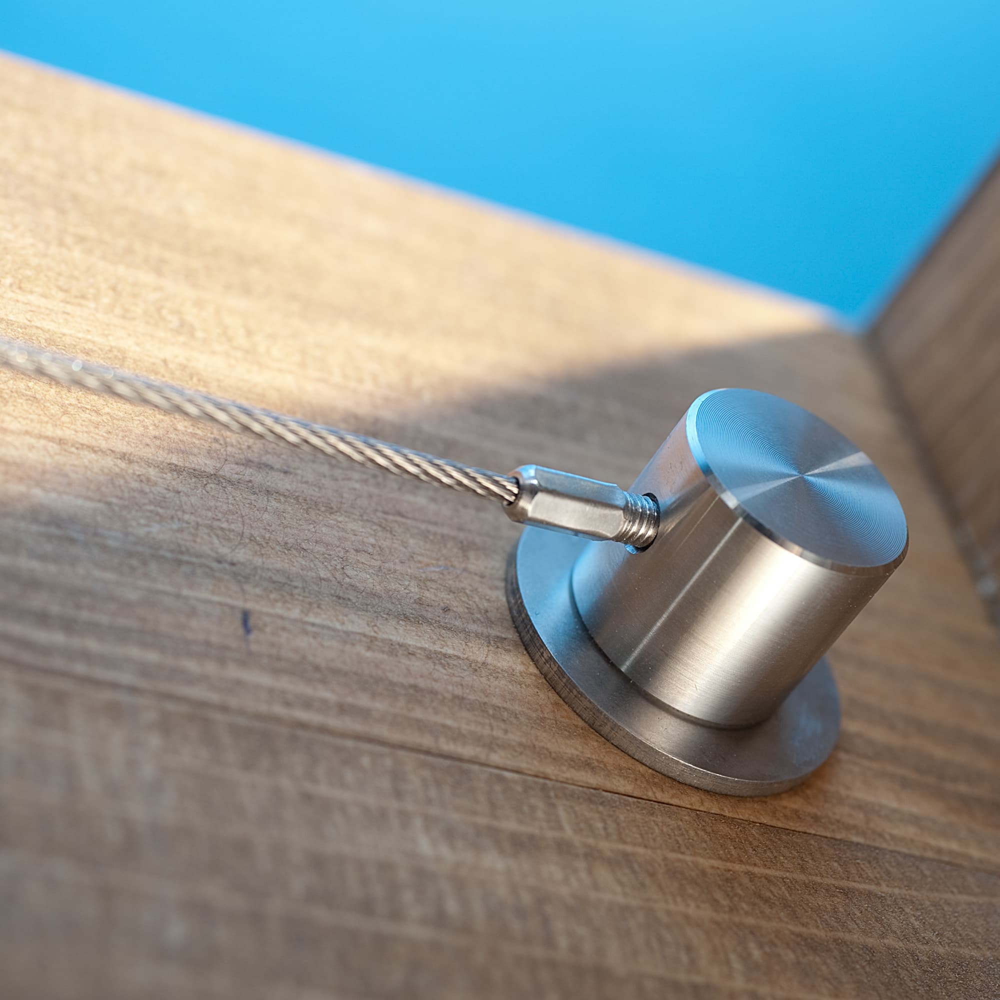 Vorteil 01 der SPANNMAAXXL-Seilspannmarkise mit Zylinder, gefräst aus massivem Edelstahl, bietet einfache Montage. 