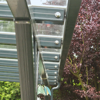 Edelstahlzylinder in Reihe machen den Vorteil 01 der SPANNMAXXL-Wolkenbahnen als Beschattung für Terrassendach, Wintergarten und Pergola sichtbar.