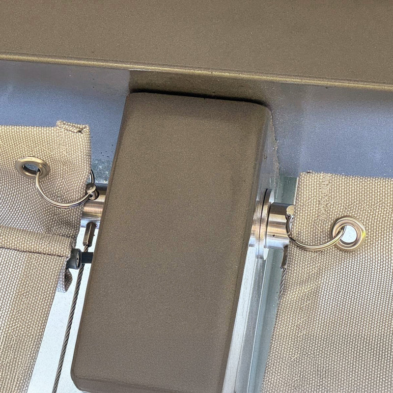 Mit Ösen aus Edelstahl werden die Markisentücher an den Spannseilen- und Zylindern elegant befestigt