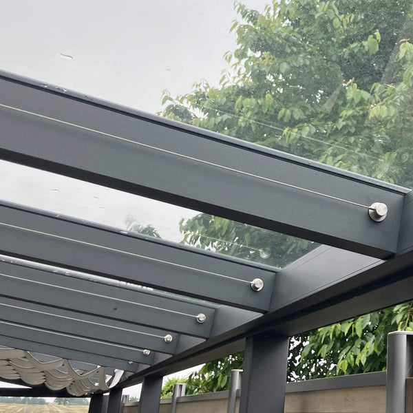 Ruhige Optik und klares Design der Spannseile im Terrassendach für den Sonnenschutz Wolkenbahn von SPANNMAXXL mit Edelstahlspannseilen