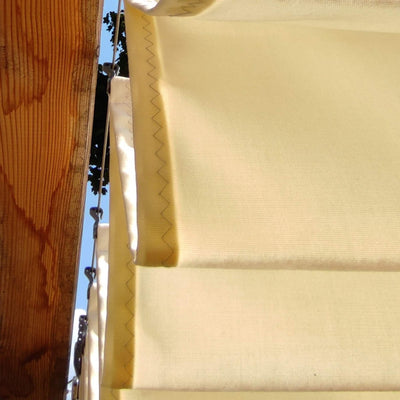 Hochwertiges Acryl-Gewebe in der auf Maß gefertigten Seilspannmarkise von SPANNMAXXL mit Zick-Zack-Naht, die bestes Handwerk zeigt