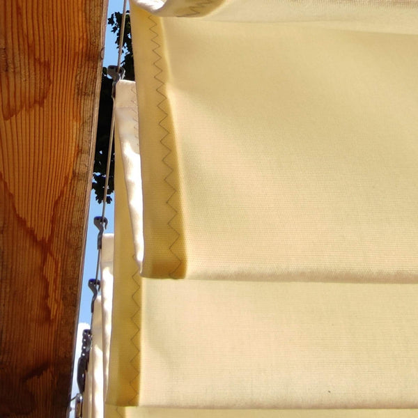 Hochwertiges Acryl-Gewebe in der auf Maß gefertigten Seilspannmarkise von SPANNMAXXL mit Zick-Zack-Naht, die bestes Handwerk zeigt