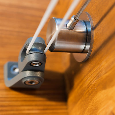 Edelstahlzylinder und Polyamid-Design-Bauteile harmonieren im ruhigen Dasigen al Vorteil Nummer 6 der Seilspannmarkisen