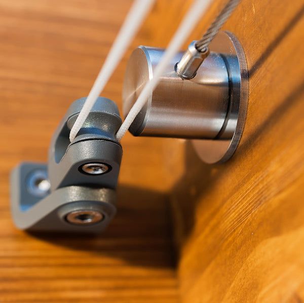 Edelstahlzylinder und Polyamid-Design-Bauteile harmonieren im ruhigen Dasigen al Vorteil Nummer 6 der Seilspannmarkisen