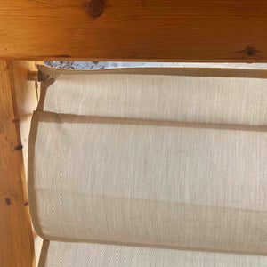 Made in GREEN-Textil in Grau in der Seilspannmarkise auf Maß zwischen den Sparren aus Holz im Terrassendach