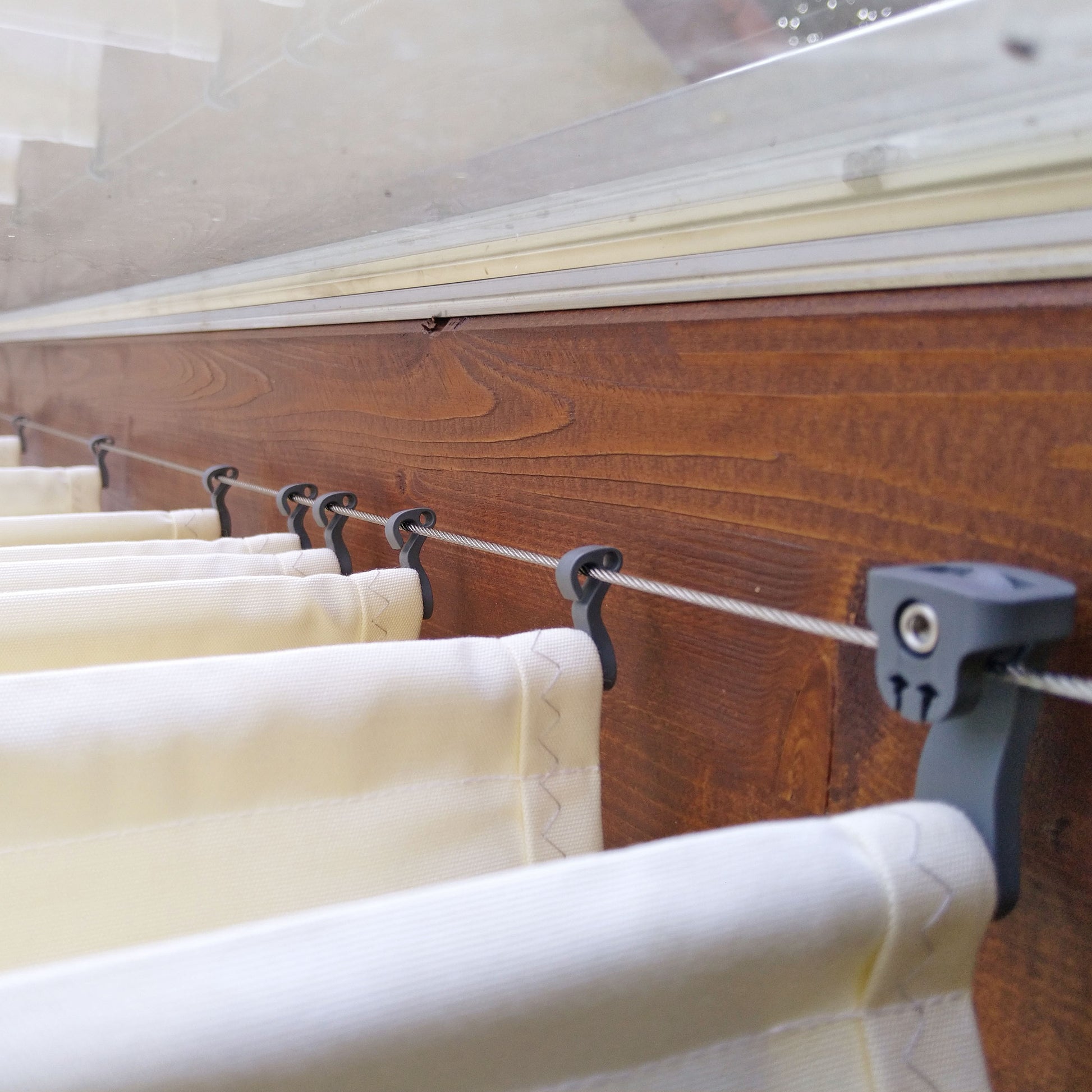 Pendelhaken am Spannseil lassen sich leicht ein- und aushängen ohne das Seil zu öffnen