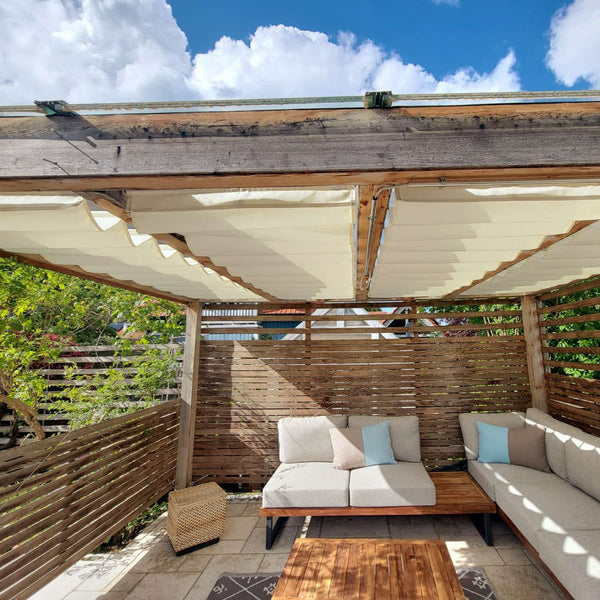 Pergolamarkisen-Beschattung mit Wolkenbahnen von SPANNMAXXL in Holz-Pergola im Garten als Lounge-Ecke vor See im Garten