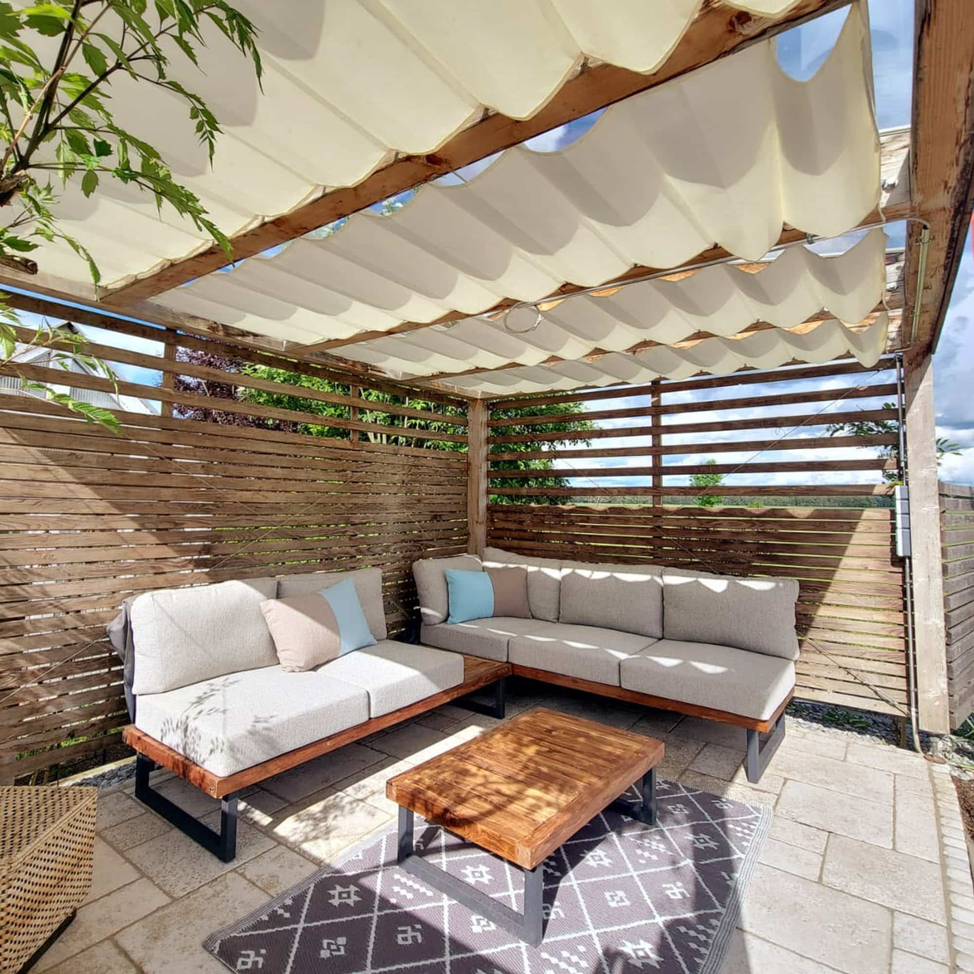 Pergolamarkisen-Beschattung in Holz-Pergola mit hochwertigen Edelstahl-Spannseilen auf Maß für einfache Montage. 