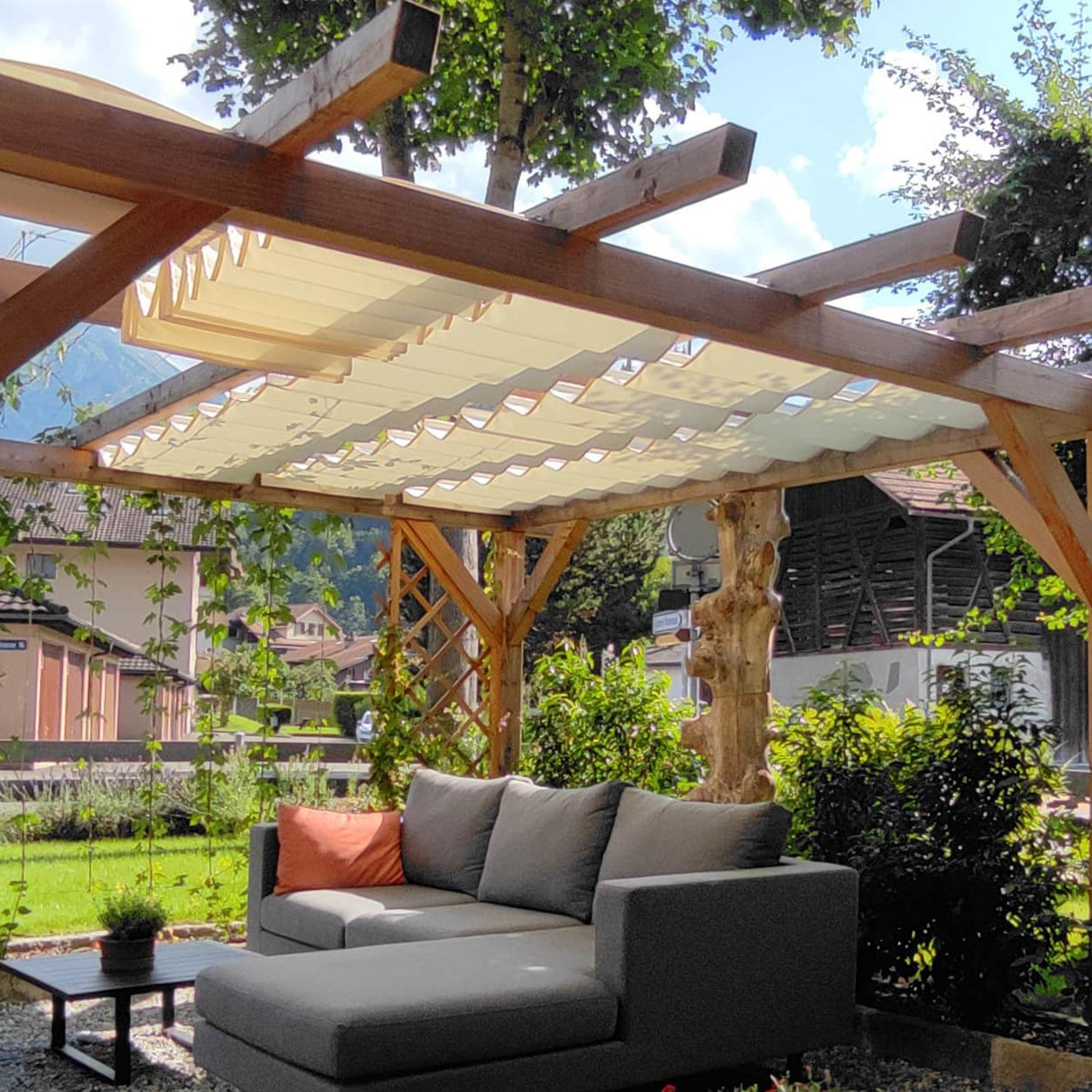 Pergolamarkis PSXL im Pergoladach aus Holz