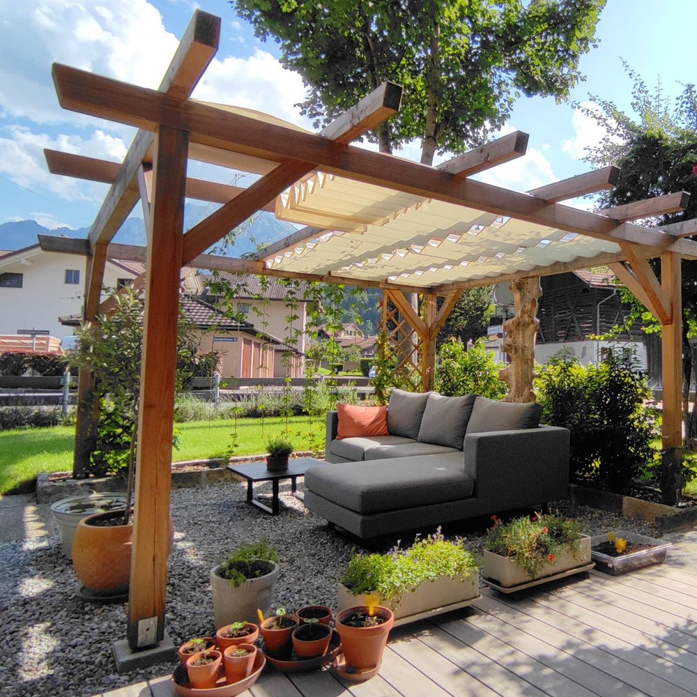 
Pergolamarkisen-Beschattung unter Holzpergola mit exklusiven und passgenauen Edelstahl -Spannseilen – SPANNMAXXL-Wolkenbahn.
