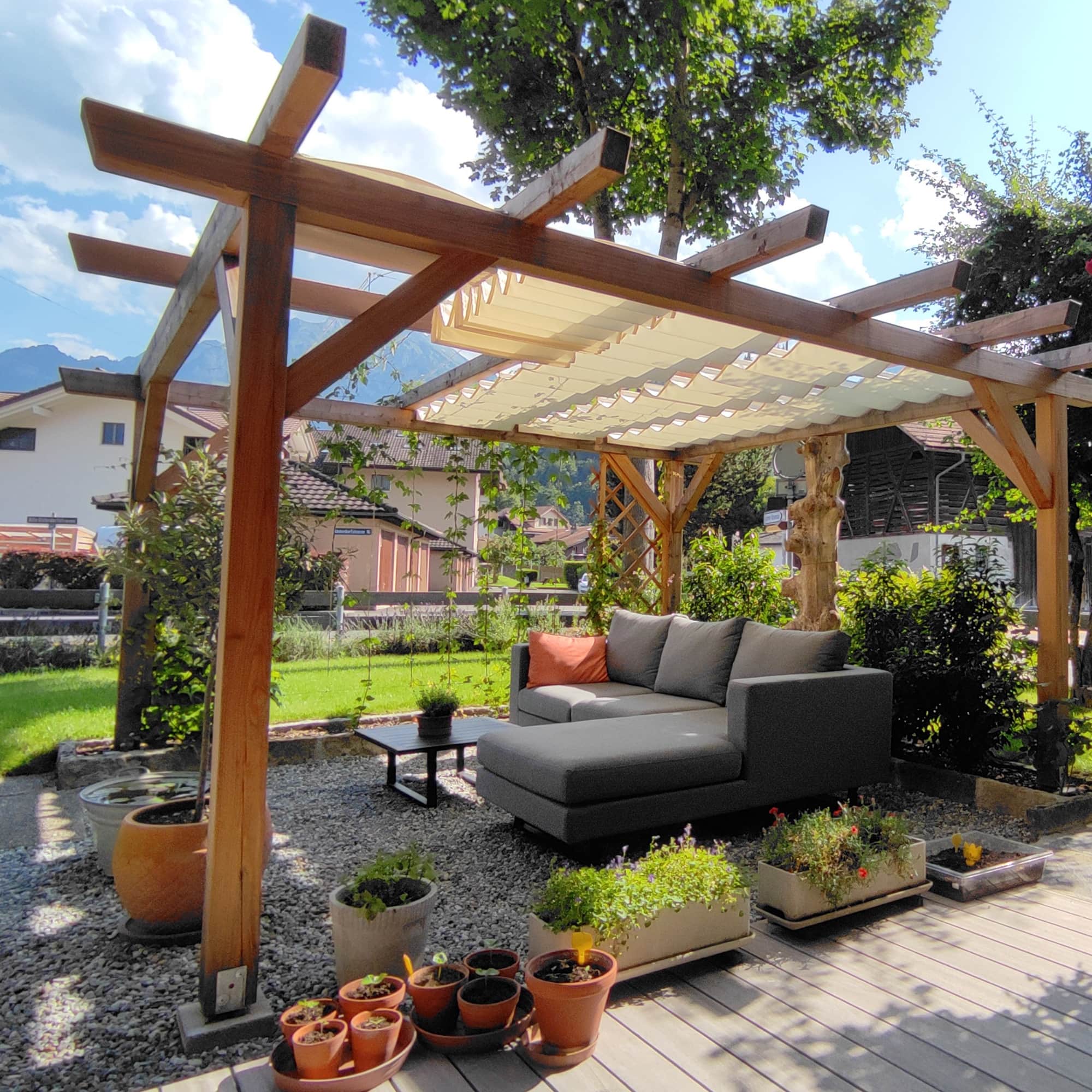 
Pergolamarkisen-Beschattung unter Holzpergola mit exklusiven und passgenauen Edelstahl -Spannseilen – SPANNMAXXL-Wolkenbahn.

