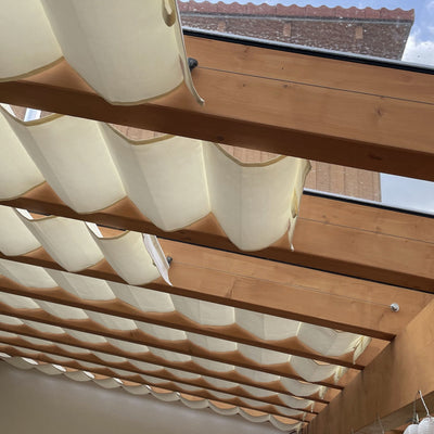 Ruhige und gerade Linien bilden die in Tunnel eingearbeiteten Rohre aus Aluminium bei der SPANNMAXXL-Pergolamarkise PSXL