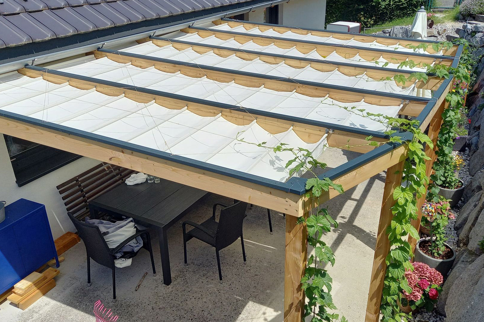 Seilspannmarkise auf Mass mit Aluminiumrohren in eingenähten Tunneln