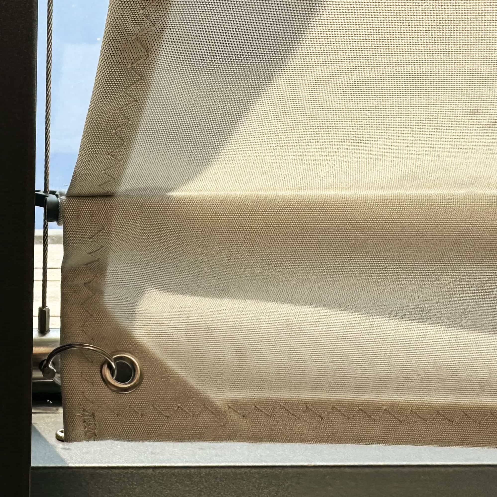 Ecke der SPANNMAXXL-Seilspannmarkise zeigt Vorteil 05, die Zick-Zack-Naht in bester Präzision, verstärkte Ecke mit gestanztem Ring und Steckbolzen-Verbindung