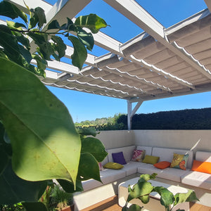 Seilspannmarkise als Beschattung im Terrassendach und Pergola aus Holz zwischen den Sparren als Komplett-Lösung auf Maß