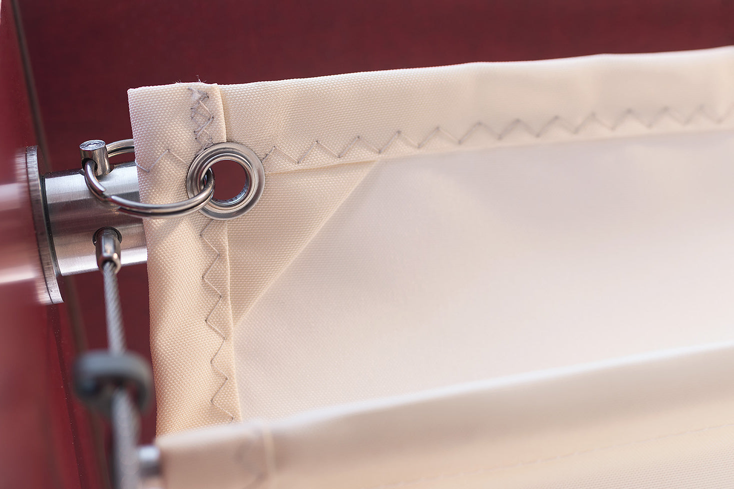 Seilspannmarkise-Detail-der-Öse-aus-Edelstahl-und-Edelstahlzylinder