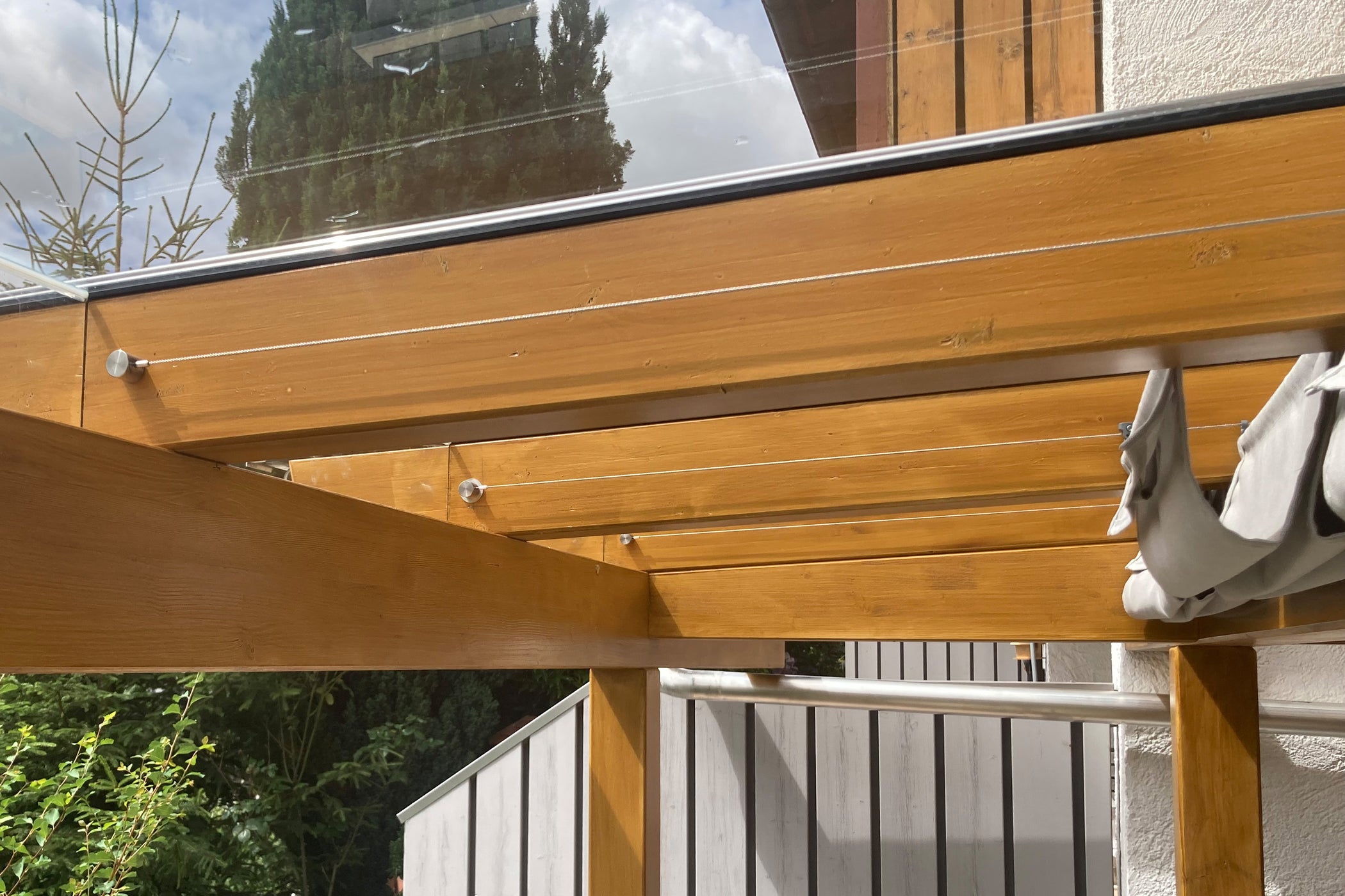 Seilspannmarkise mit passgenau angefertigtem Spannseil aus Edelstahl an Zylindern aus Edelstahl