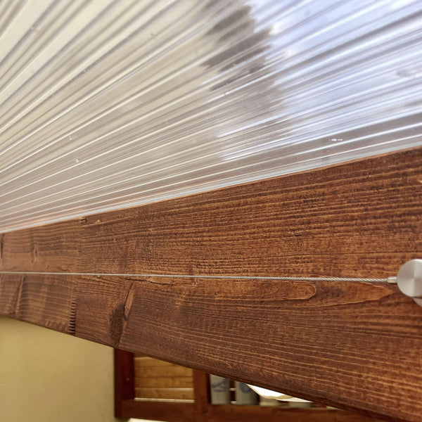 Elegante Seilspanntechnik ziert die Seilspannmarkise im Holz-Terrassendach zurückhaltendes Design und hochwertige, passgenaue Verarbeitung, ideal für DIY selber machen