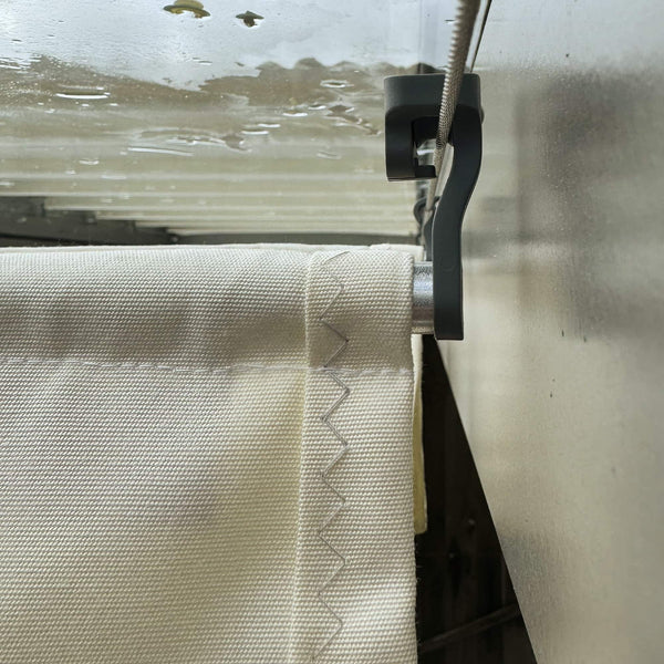 In einem Bild gleich viel beste Materialien, die den Unterschied machen: Acryltextil, Edelstahl-Spannseile, faserverstärktes UV-Polyamid und Aluminium