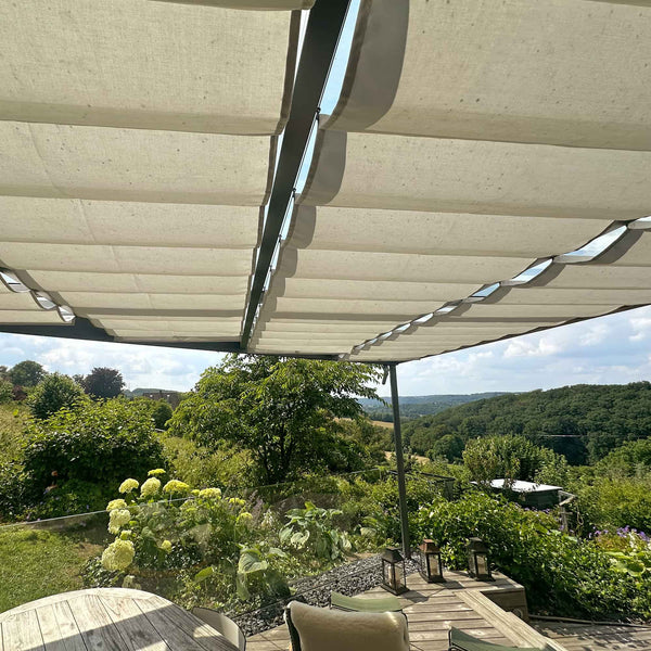 Sonnenschutz im Holz-Aluminium Terrassendach zwischen den Sparren mit Seilspannmarkisen von Spannmaxxl als Wolkenbahn.
