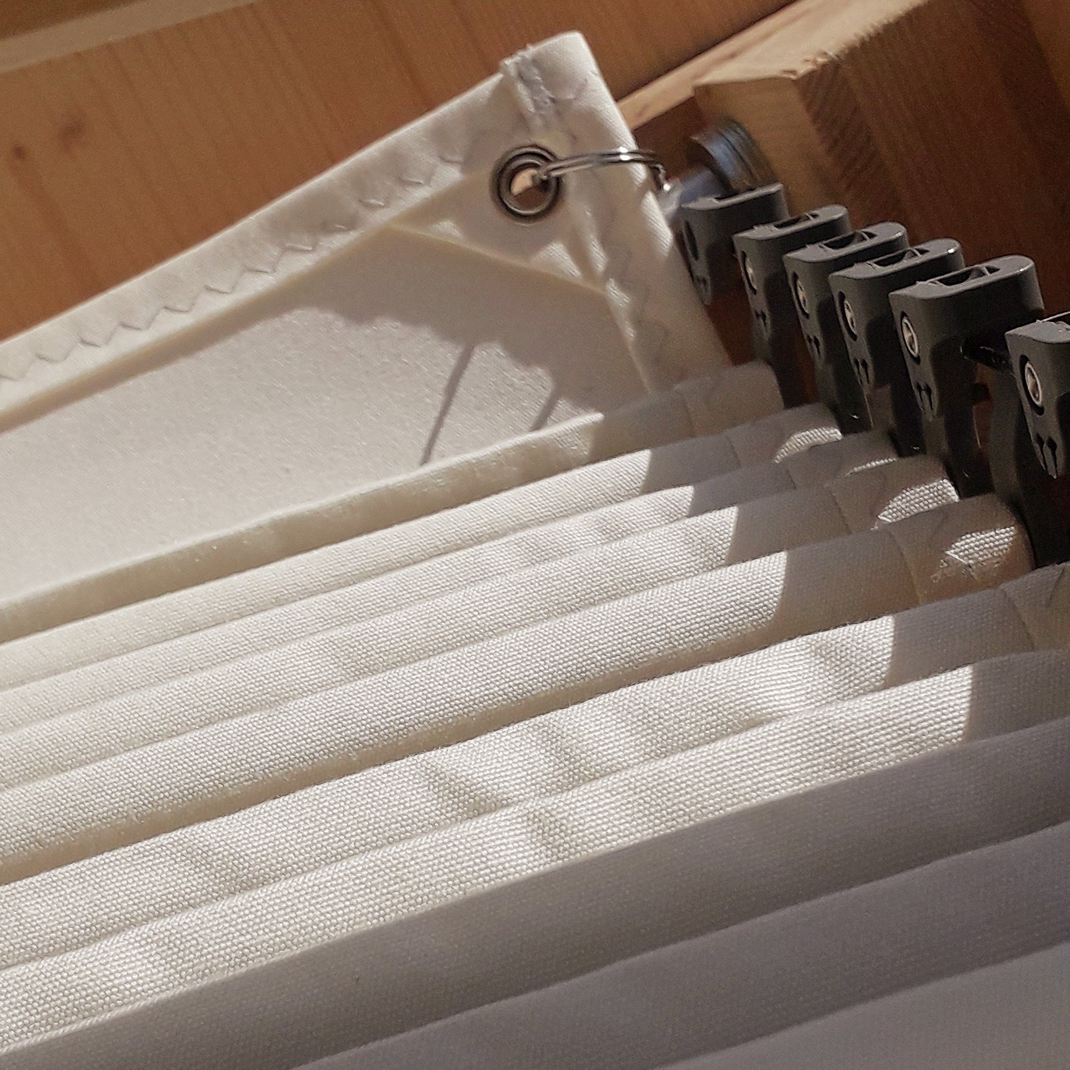 Eckbefestigung der Wolkenbahn am Spannseil-System der SPANNMAXXL-Spannseilmarkise