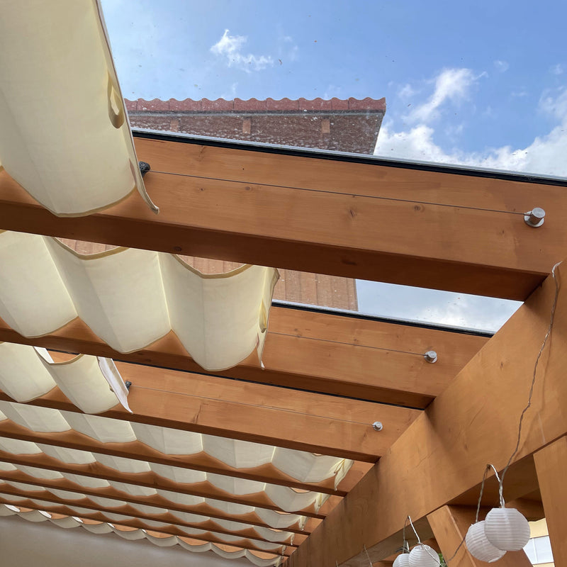 Spannseilmarkise mit passgenauen Spannseilen im Terrassendach aus Holz