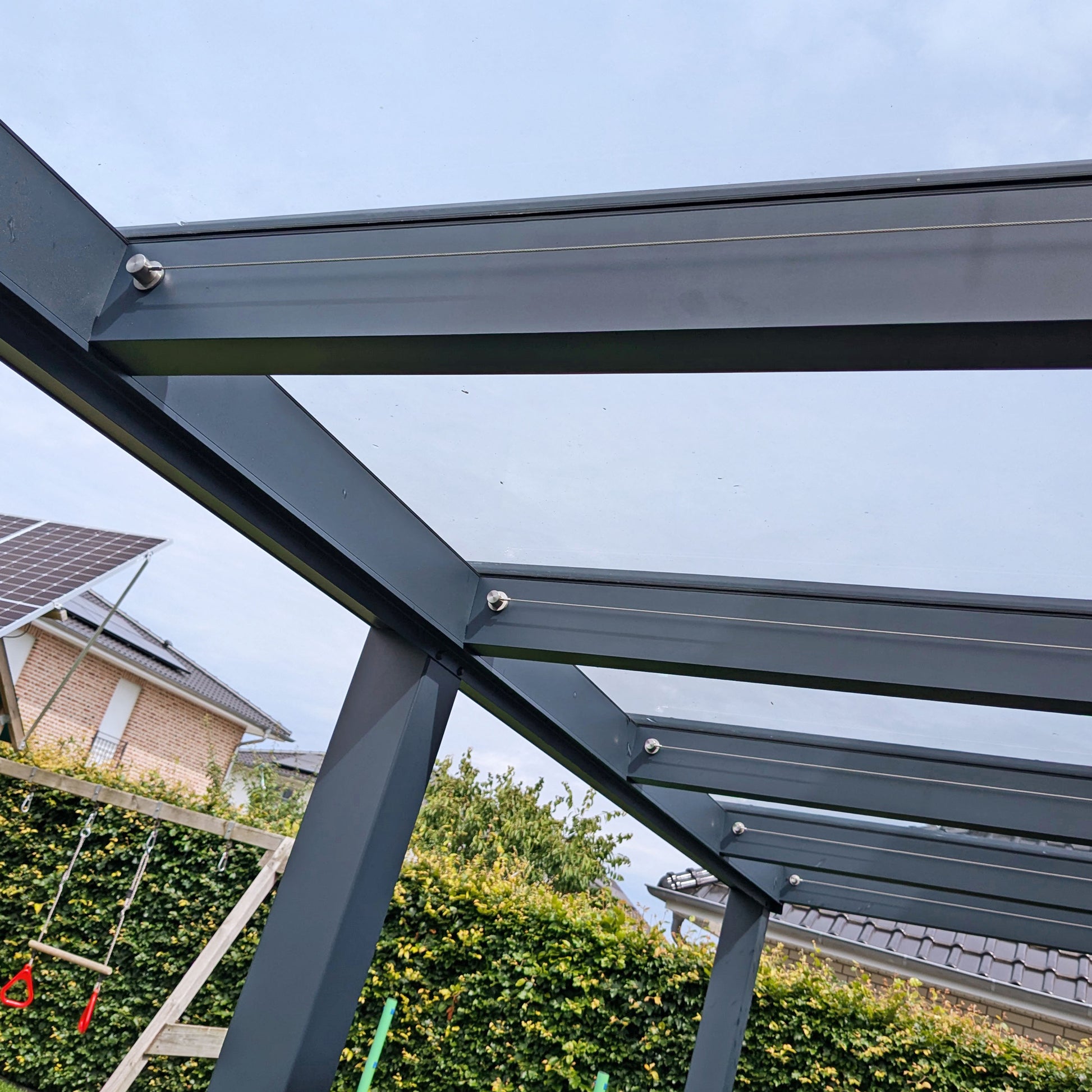 Spannseile mit den Zylindern sind auch ohne die Markise eine eleganze und dezente erscheinung