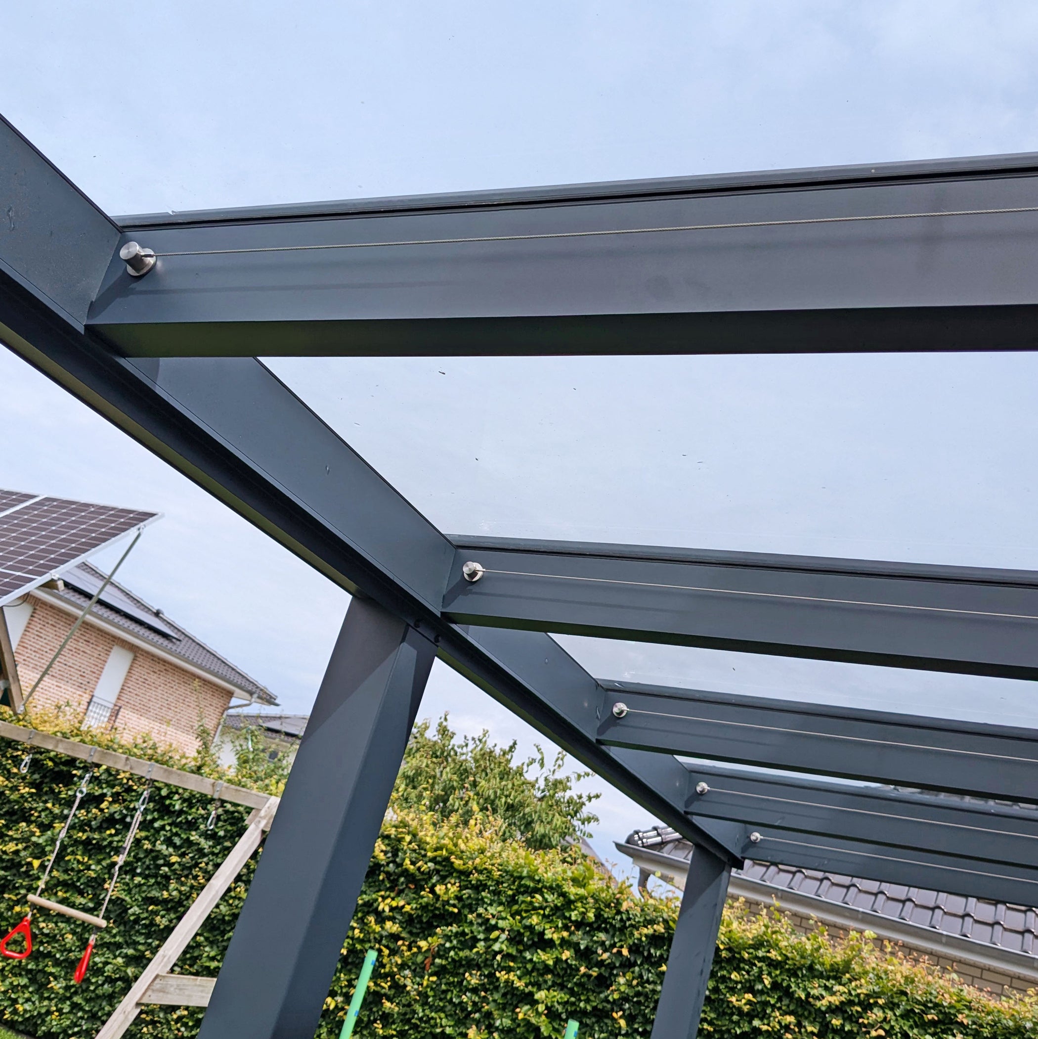 Spannseile mit den Zylindern sind auch ohne die Markise eine eleganze und dezente erscheinung