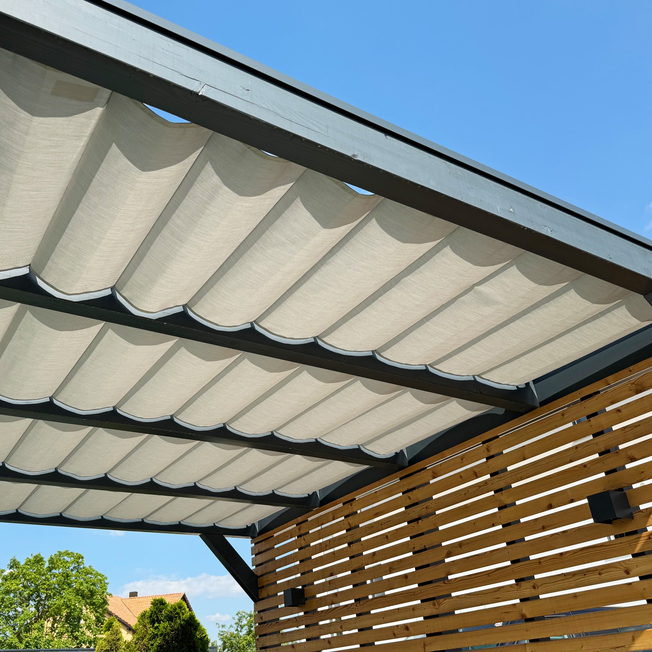 Spannseilmarkise mit hochwertiger-ruhiger optik durch alurohre im Tunnel und Pendelhaken 