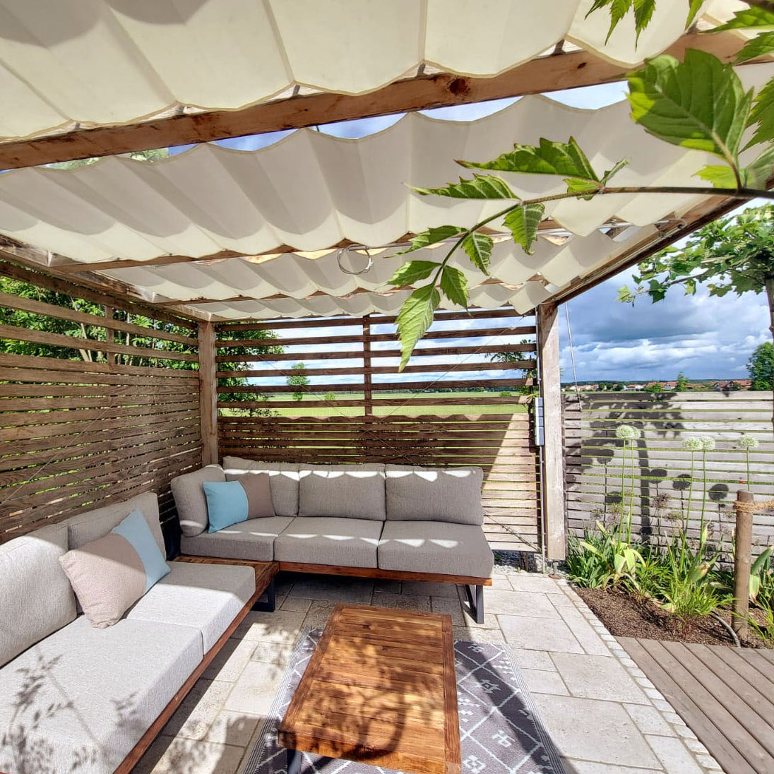 Spannseilmarkise in Lounge-Terrassendach aus Holz