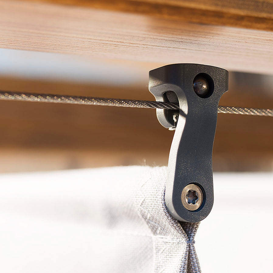 Roll-Pendelhaken der Spannseilmarkise mit denen die Wolkenbahnen sich leichtgängig verschieben lassen
