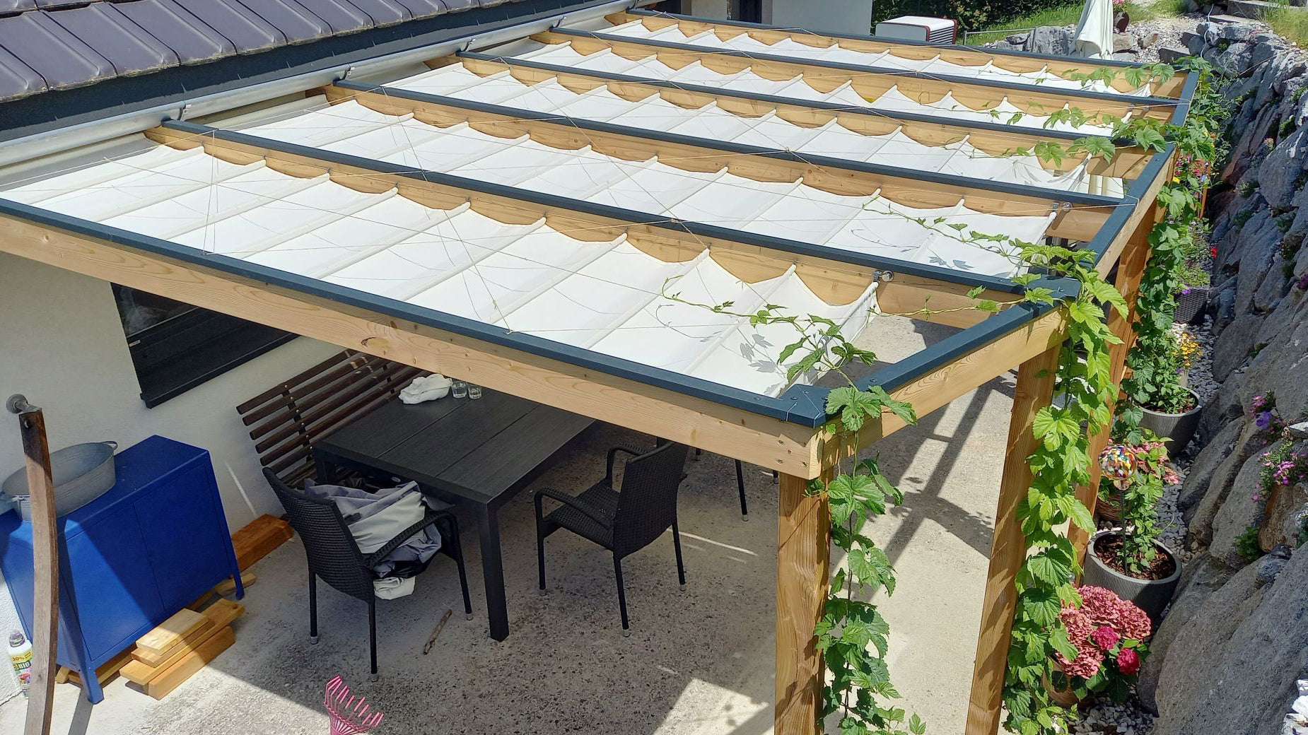 Terrassenbeschattung TBSXL  mt Pergola-Terrassendach aus Holz und Spannseilmarkise von SPANNMAXXL