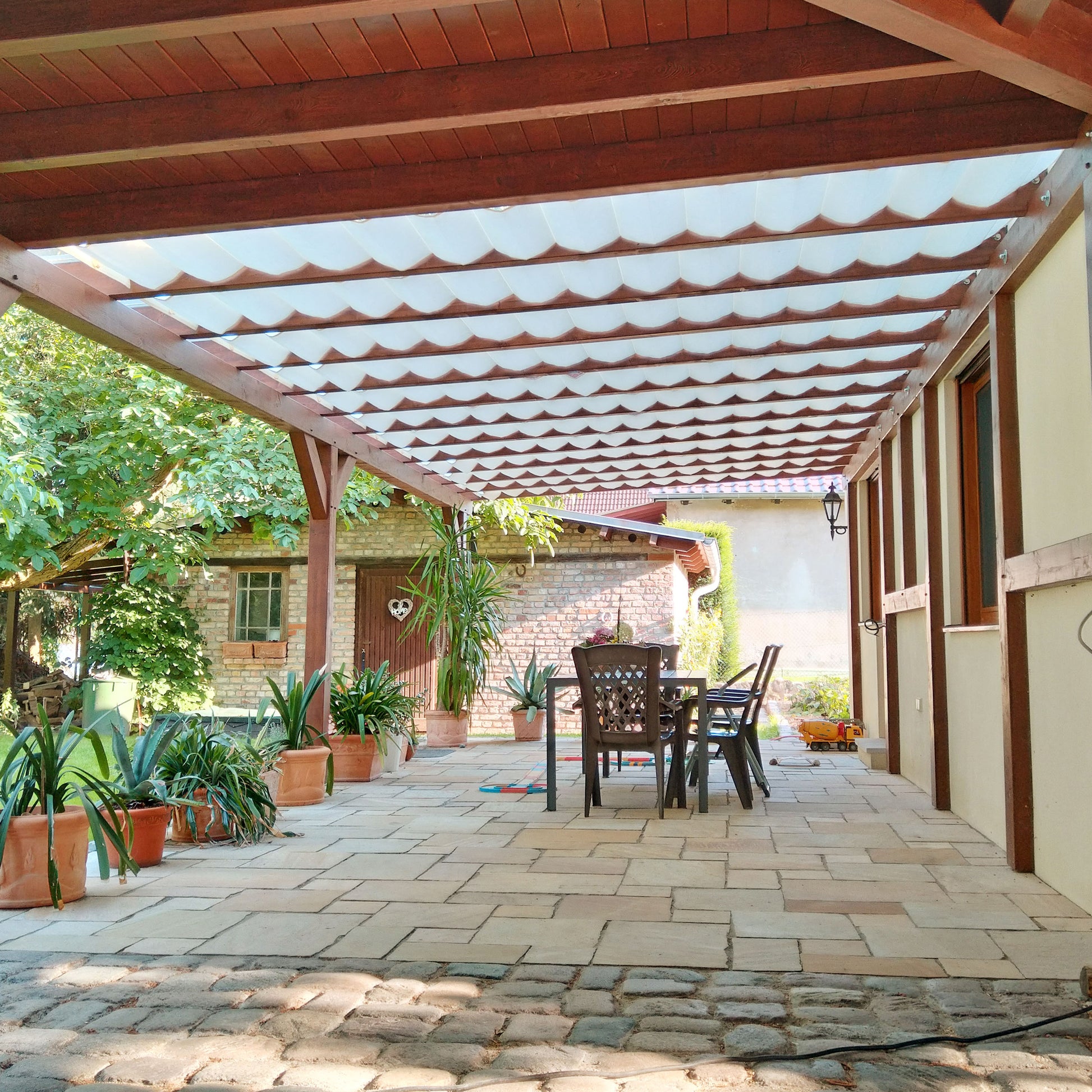 Terrassenbeschattung-Holz-Terrassendach-Spannmaxxl-System zwischen den Sparren